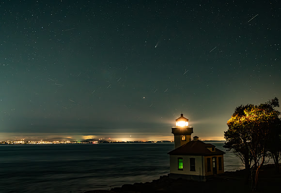 CometA6LemmonAtLimeKilnLighthouse