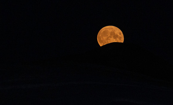 Super Moon Rising Behind Mt. Baker / Koma Kulshan
